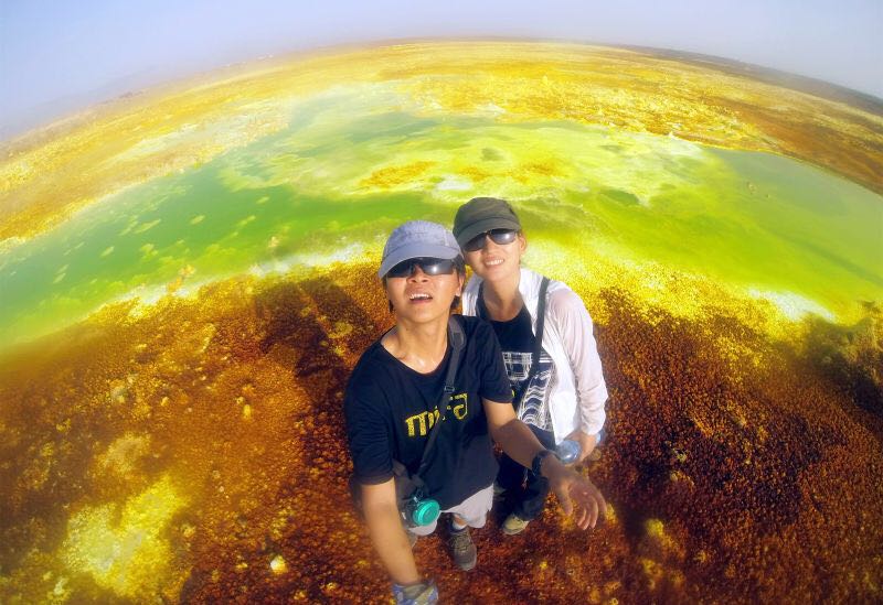 袁斌与陈梦霞在埃塞俄比亚的硫磺池火山口,此地被称为"外星球表面"