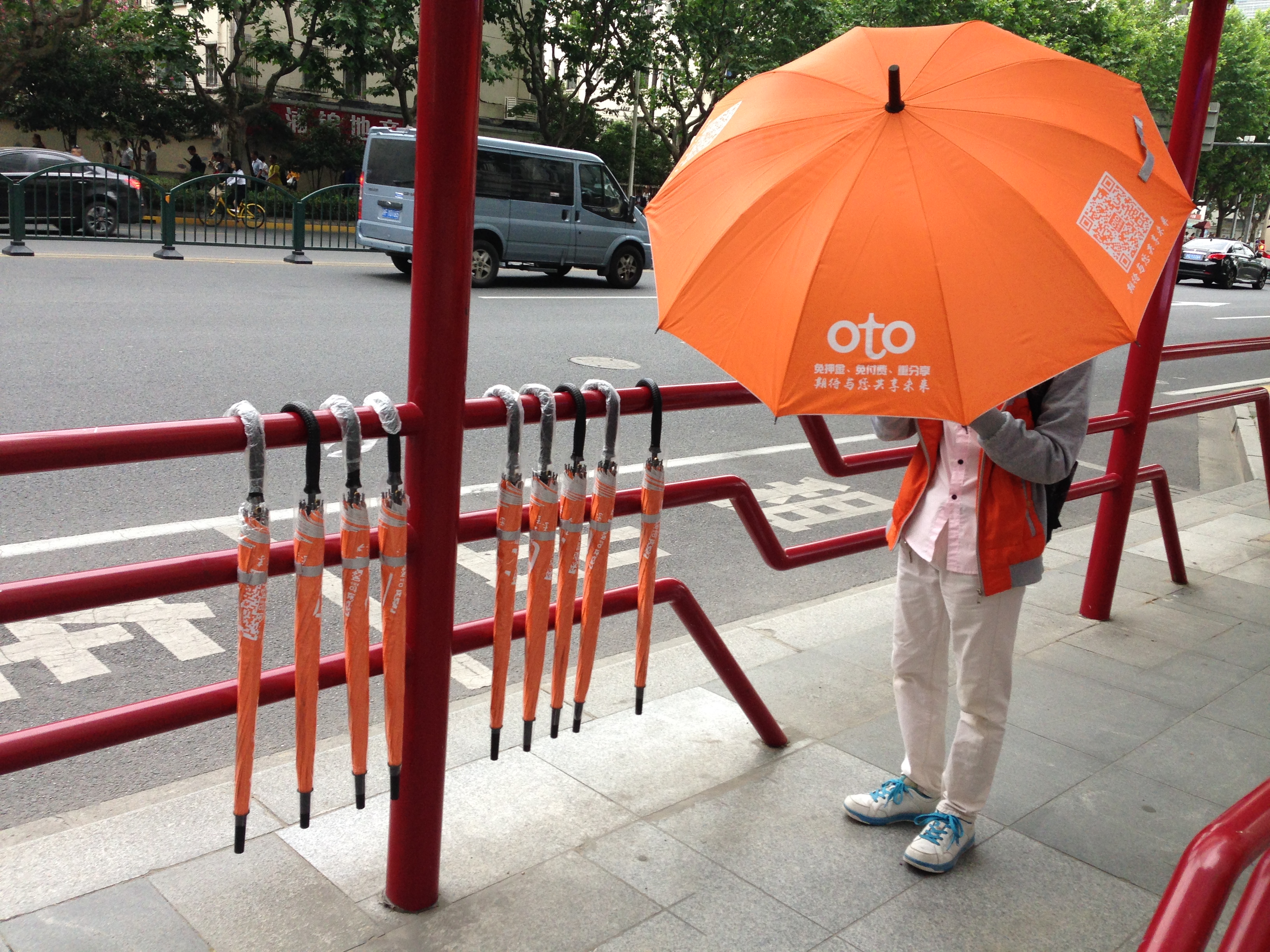 创业失败三次他做共享雨伞 100把铺设上海不知去向 拟