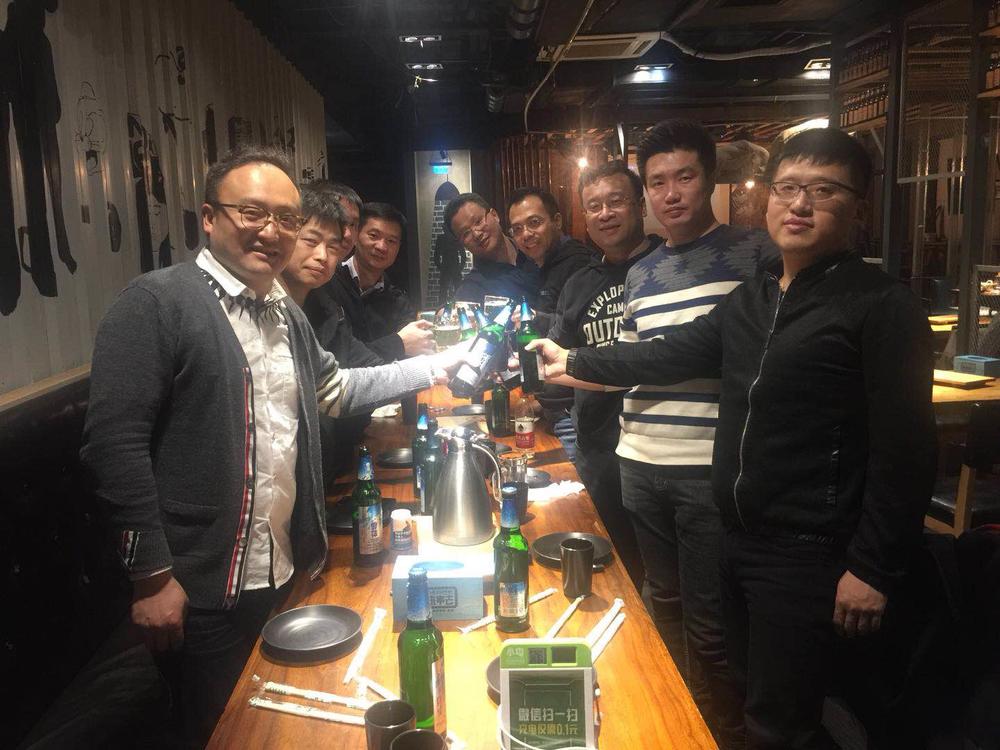 为友谊碰杯~