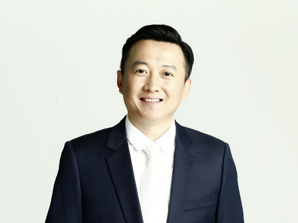 生活中的于光东,富有文艺气息,喜欢演话剧。