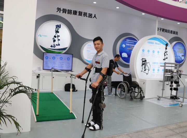 首发|融资1200万造机器人 她让100余下肢功能障碍患者站起来 拐杖甩