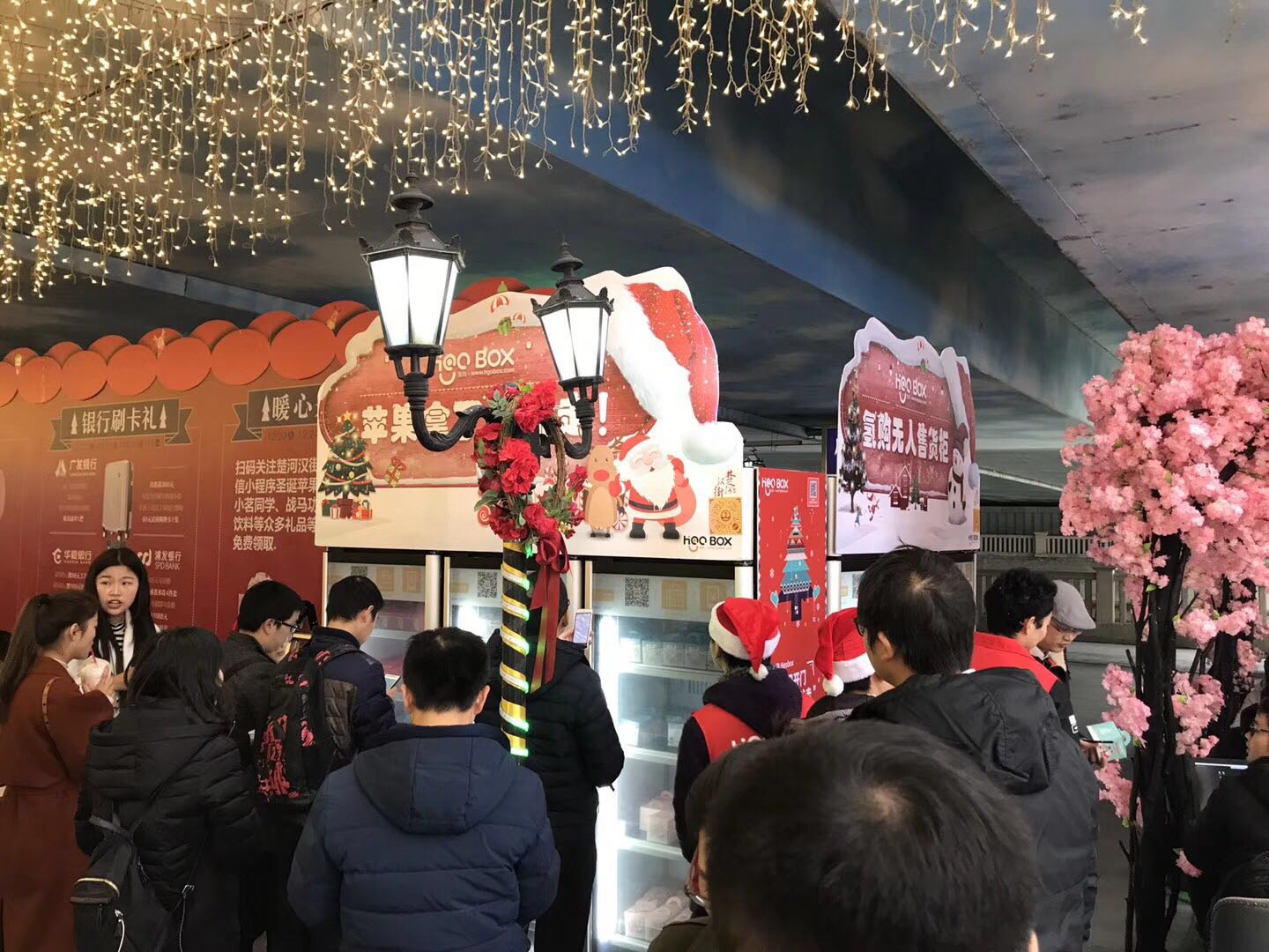 “轻购云”智能售货柜在去年平安夜落地武汉楚河汉街，引来一波围观。