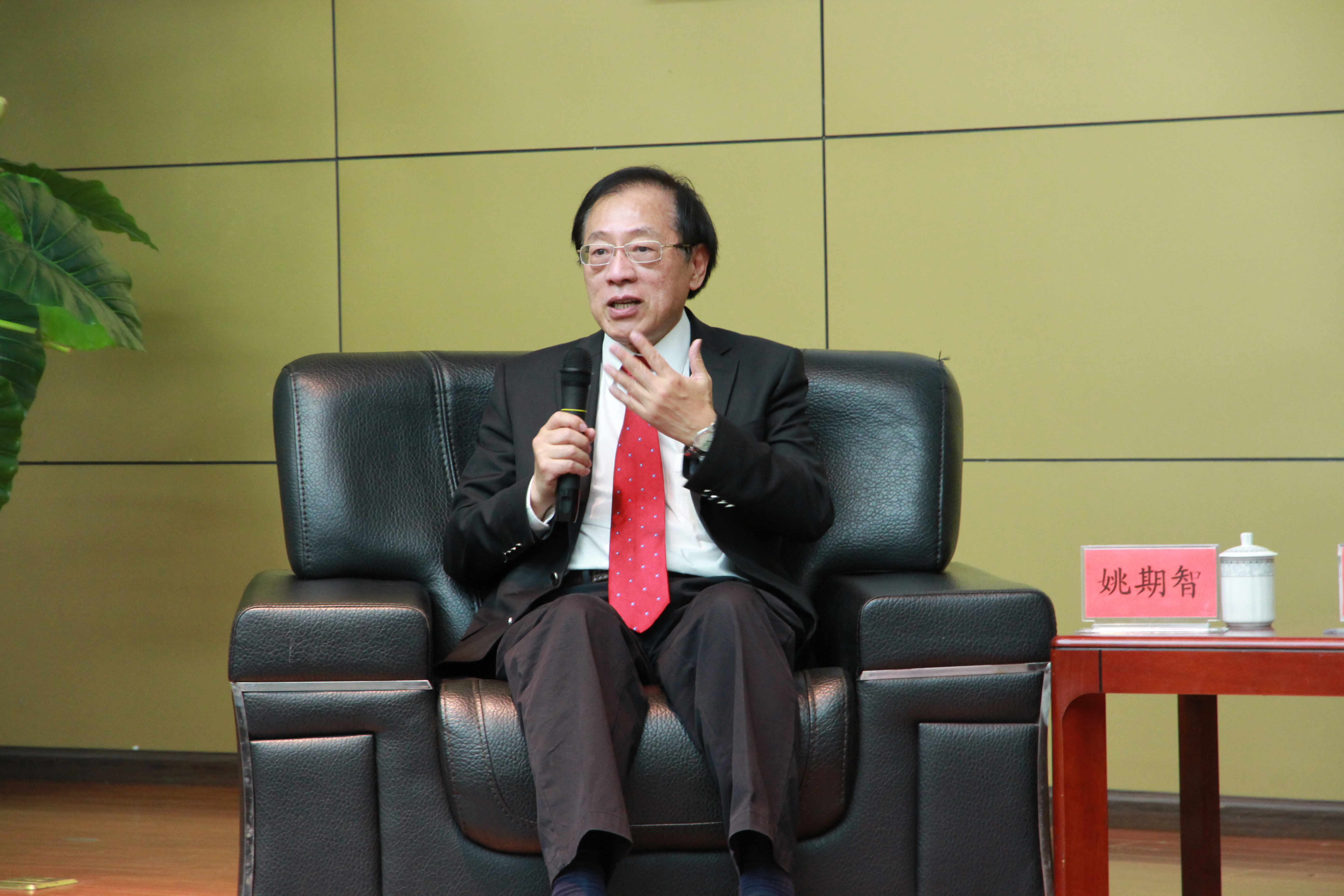 唐平中把一个证明方法写在黑板上.这个方法万无一失,他用了四年.