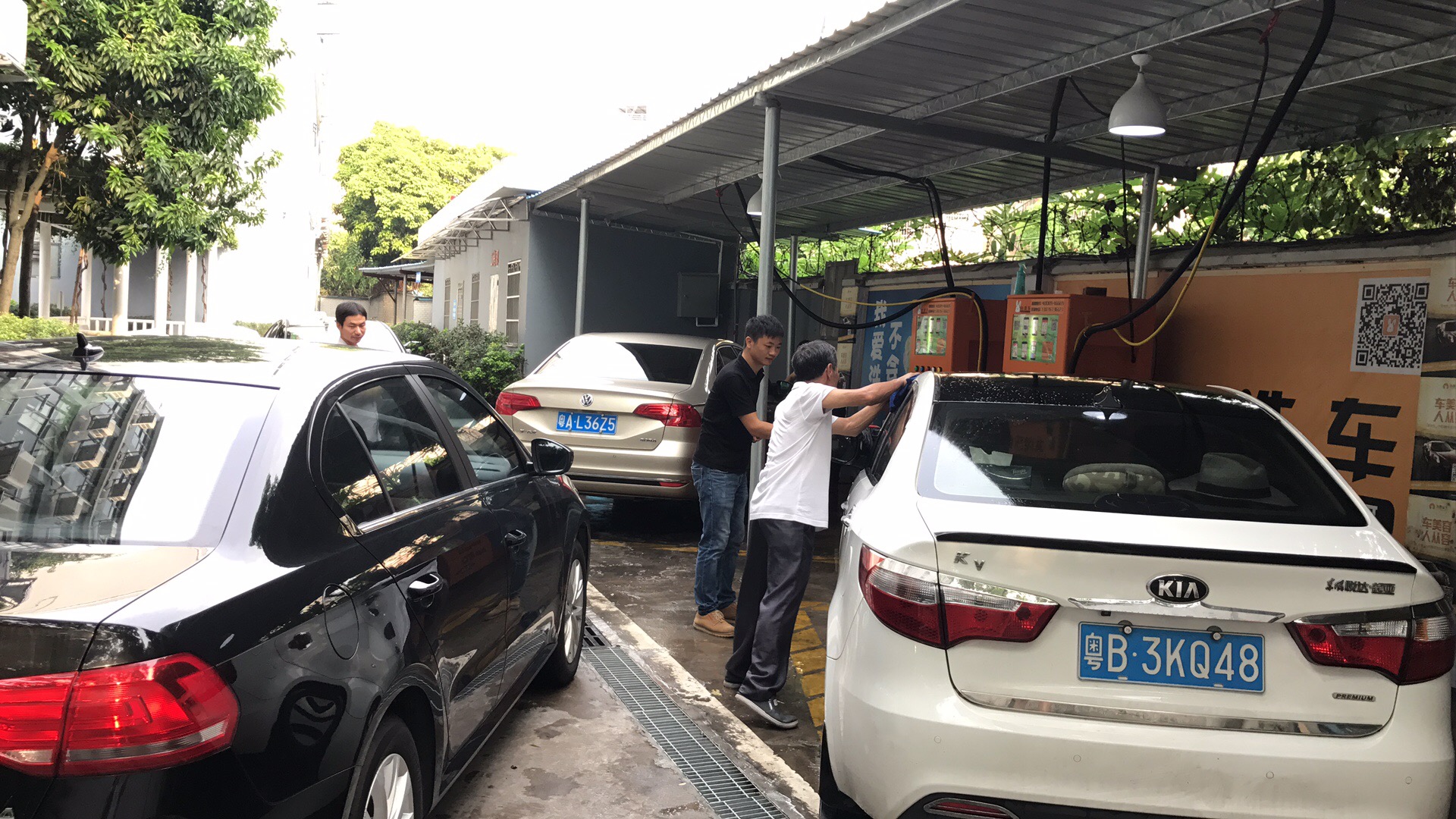 设备铺设一段时间后,经常会出现用户排队洗车的场景.