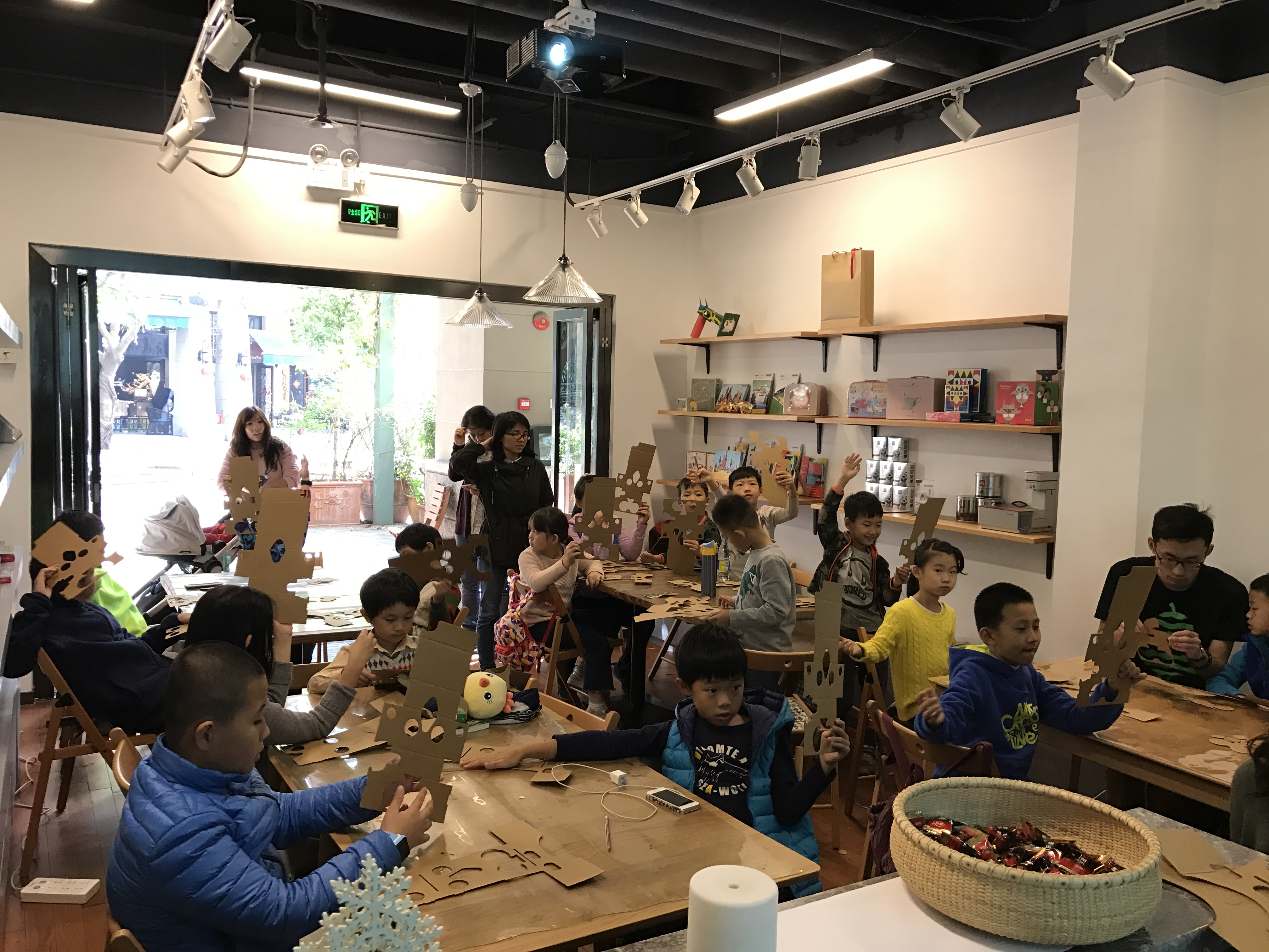 同时,齿轮梨还开设主题特训营和工作坊(创客项目辅导).