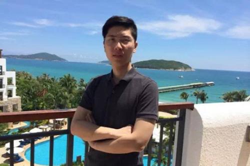 曾经书生意气的张亨德。