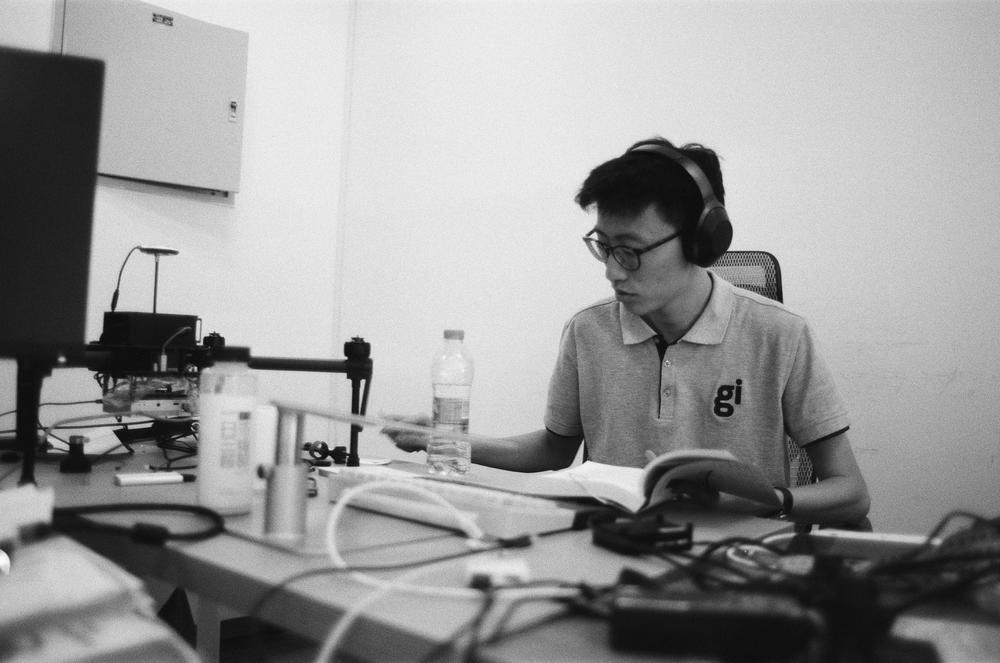 王汉洋学过艺术做过电影特效,还办过时尚类播客。