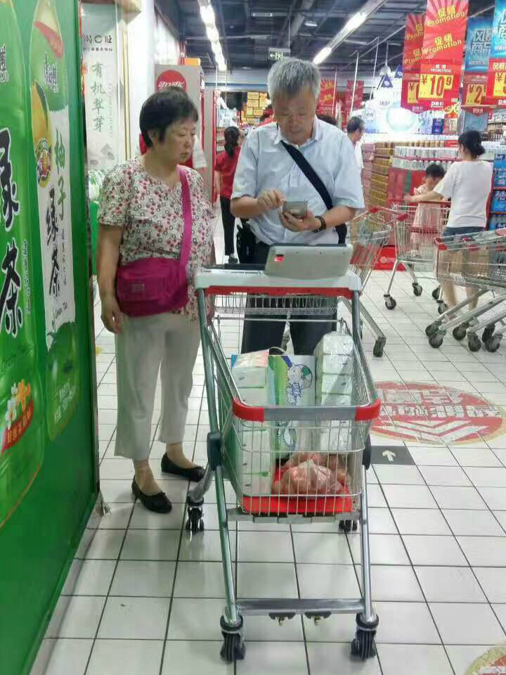 老人也能轻松学会操作购物车