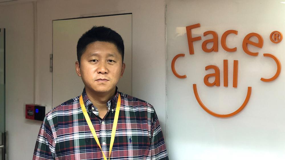 除了负责公司事务外,董远还担任北京邮电大学教授一职。