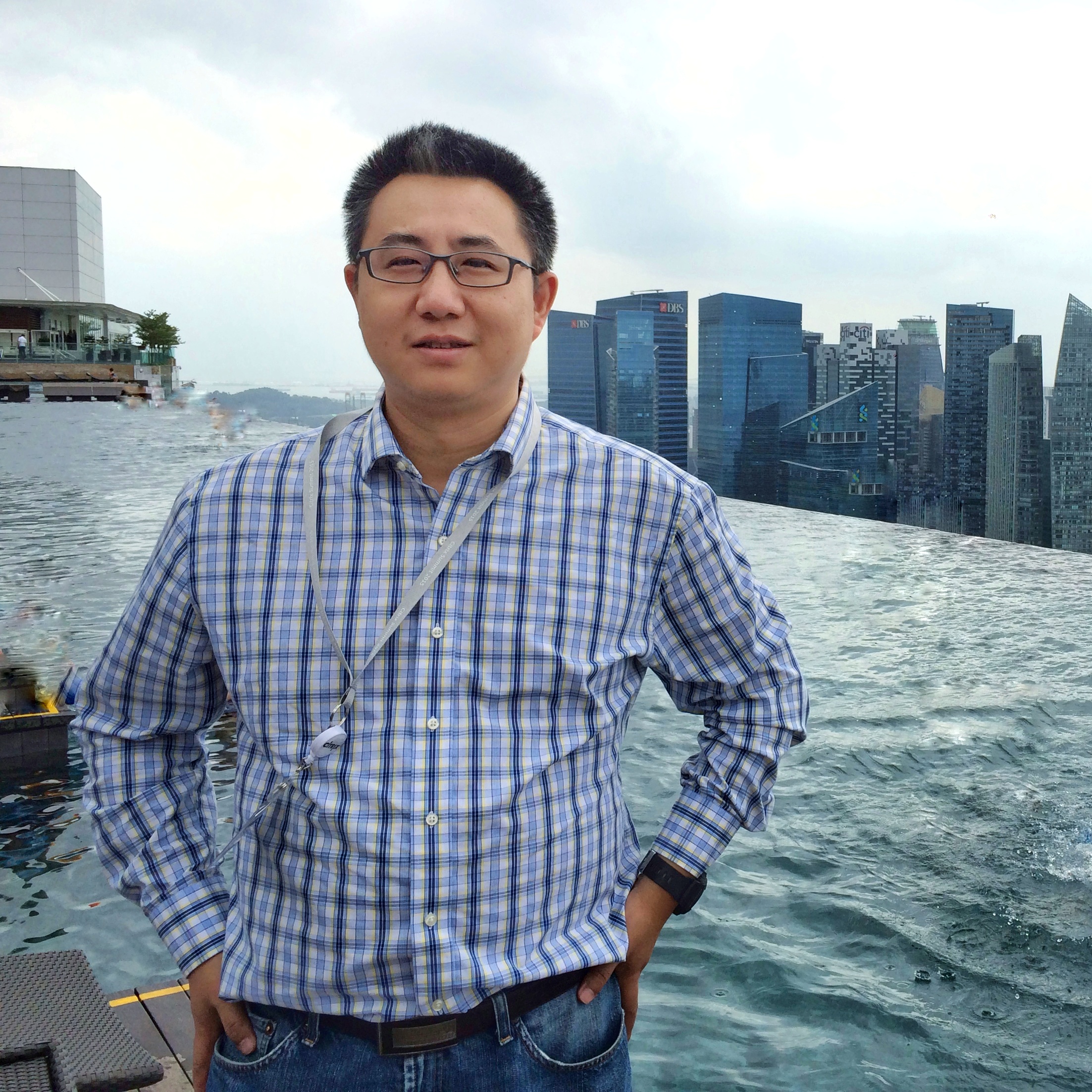 秀我家创始人徐耀文特地选了张创业前的照片,因为他现在忙到没时间