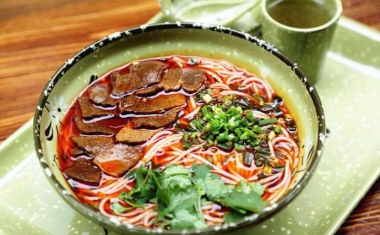 网红品牌“食得火红汤牛肉粉”创始人成明表示，得益于共享厨房团队可以减少很多后顾之忧，可以把更多时间精力放在产品质量和服务上。