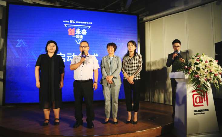 （图为温泉镇人民政府党委副书记、镇长张国斌（左二）宣布大赛启动）