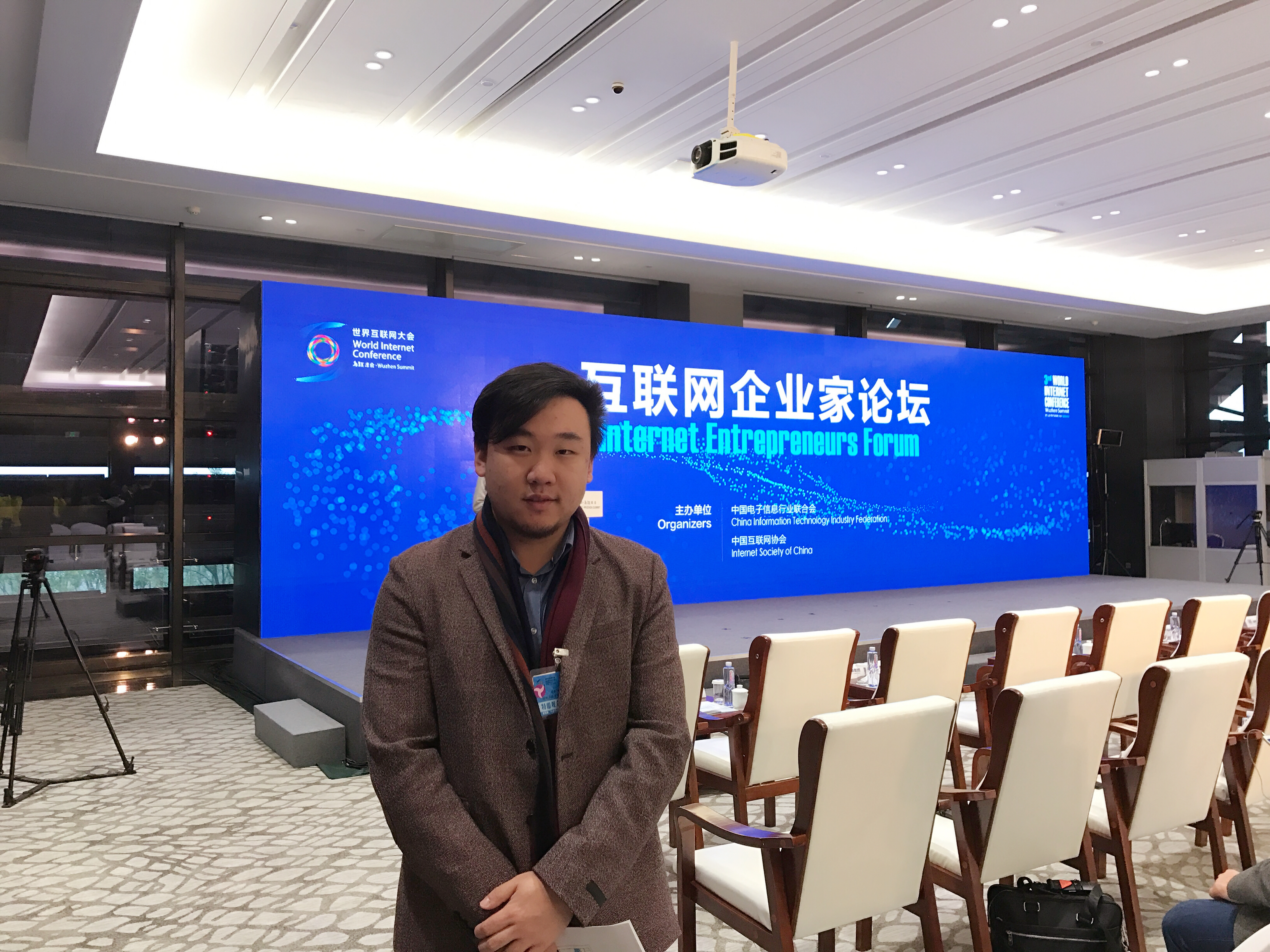 肖书阳可谓跨界之王，本科清华法学学士，读博时学管理，工作后做投资，他还是互联协会青年专家。