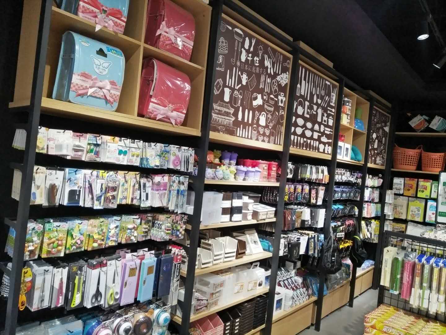 他在商场开日式杂货店年营业额2千万从173家日本工厂直采12万sku