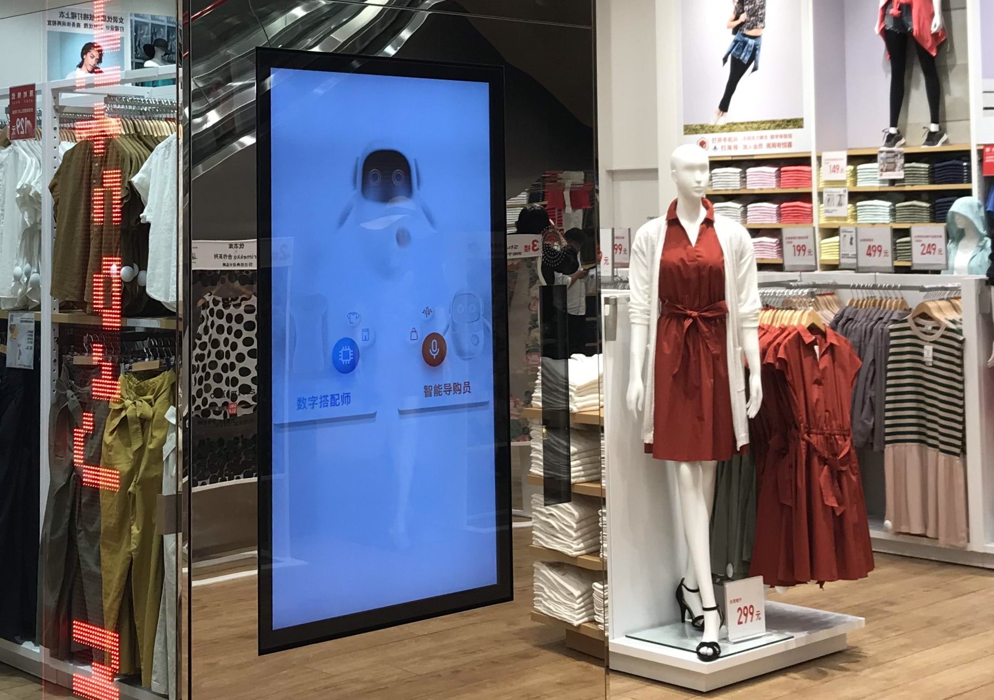 3月30日,智能导购员在深圳万象天地优衣库门店,首度上线.