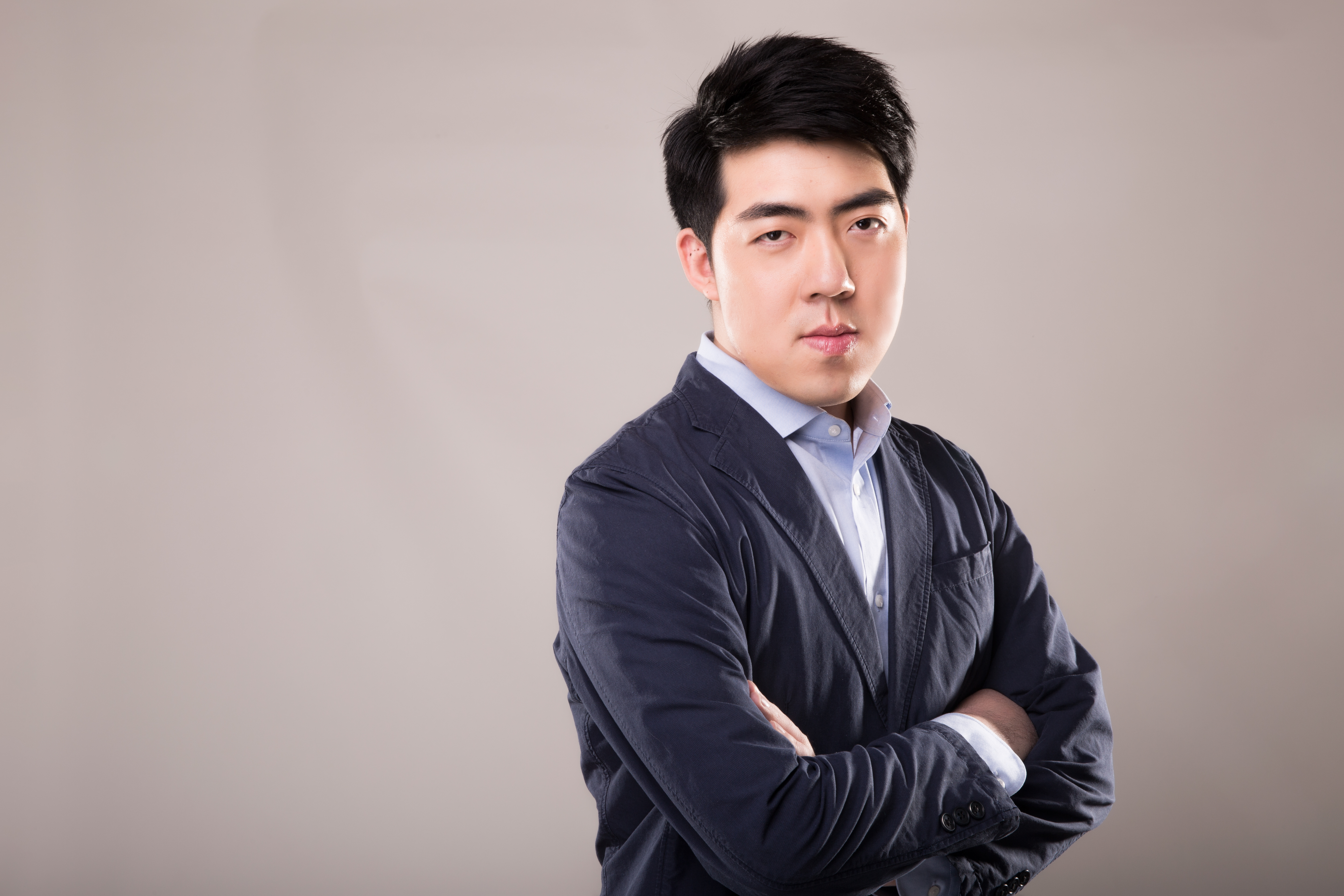 源于缠绕他十余年的一种自身免疫系统疾病——白塞氏综合症，