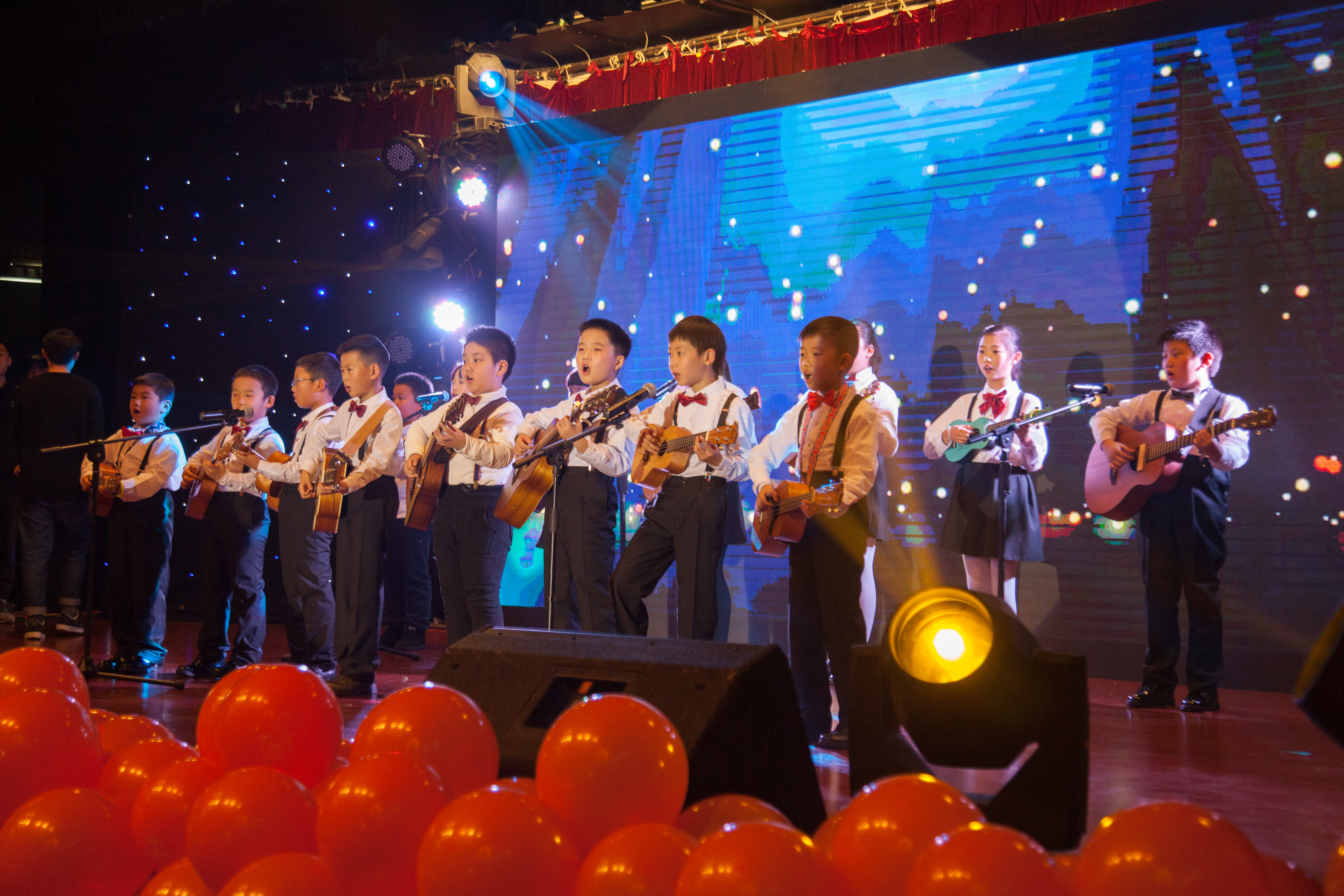 创立三家千万级营业额的公司后他杀入少儿吉他教育2年加盟店300家学员