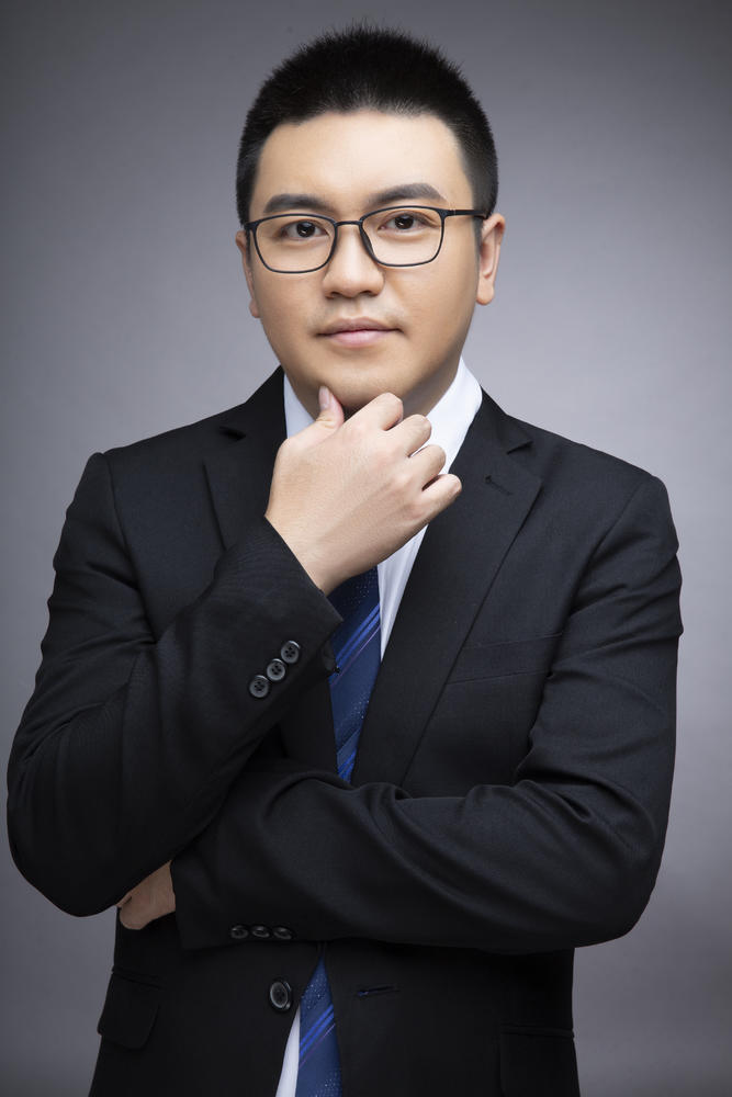 王龙16岁就开始做生意,大学时做过校内电商和校园快递。