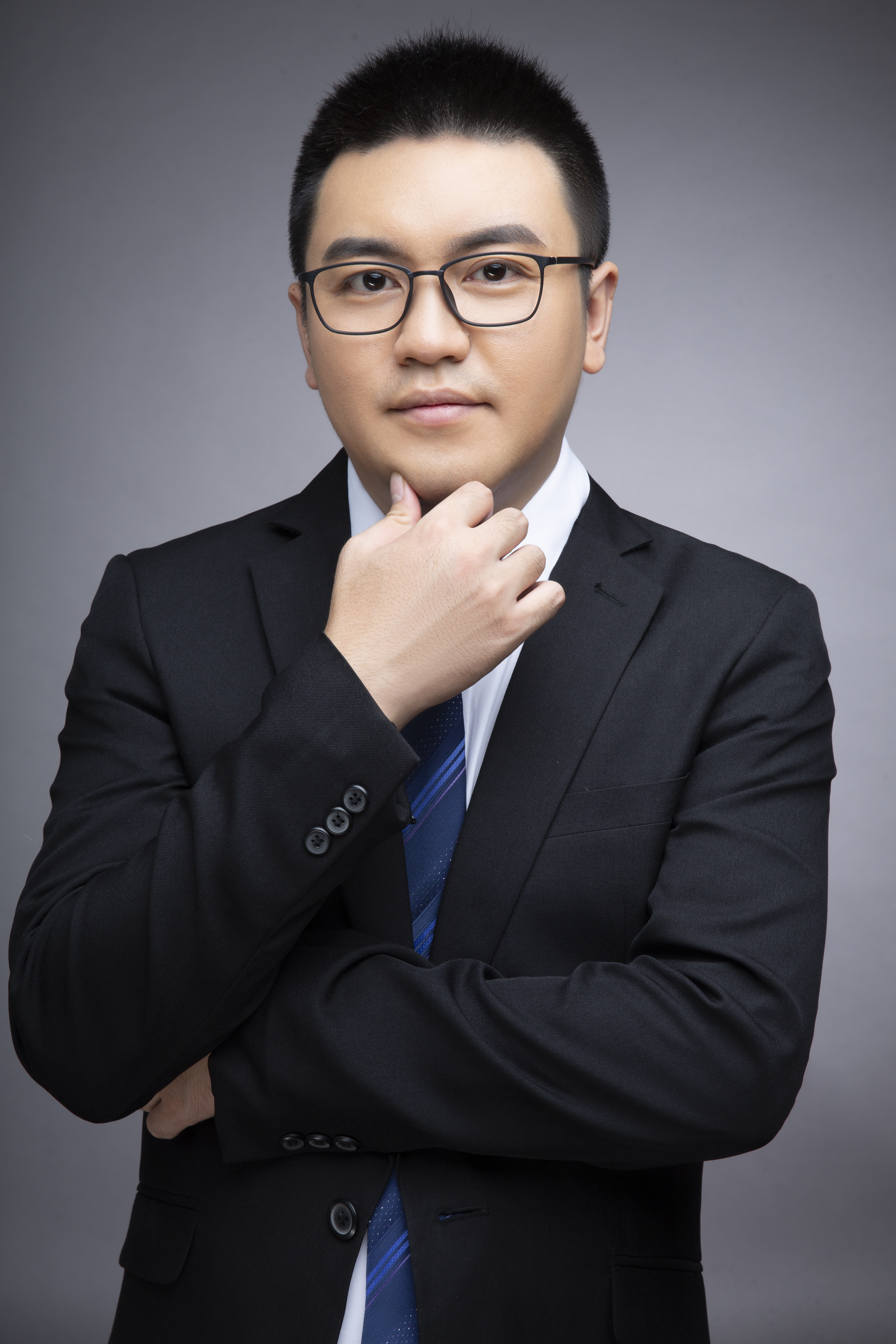 王龙16岁就开始做生意,大学时做过校内电商和校园快递.