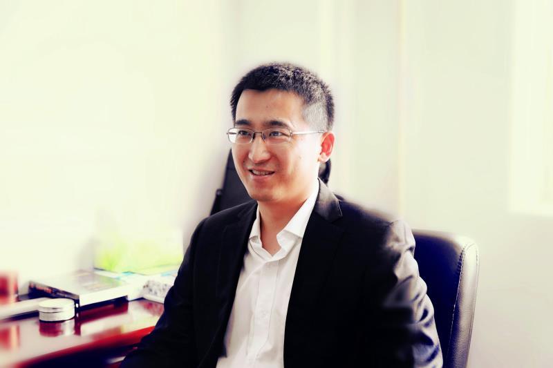 张磊喜欢踢球,大学时是系队进攻型边卫,工作多年后还保持一周踢一场的频率。