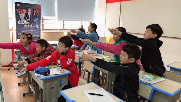 正在上课的学生，课堂氛围很活跃。