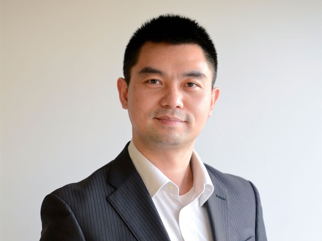 何书勉是日本京都大学信息学博士，在日本生活超过20年。
