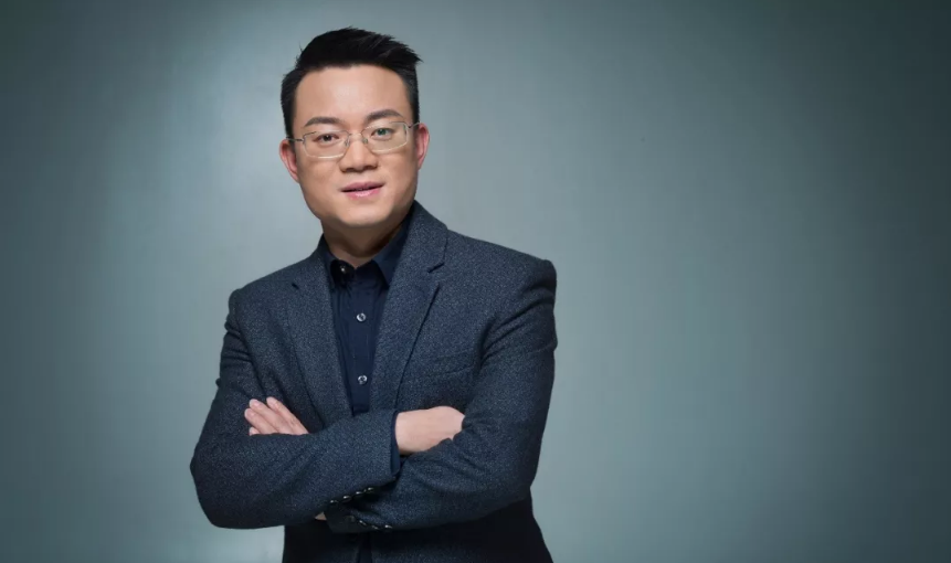 成艳华历经互联网发展的每个浪潮，从一名会计，一步步升任为经理、CFO，直至公司总裁。