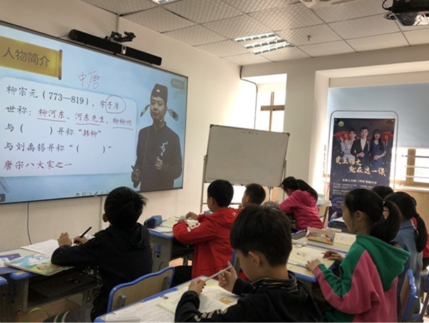 老师为了增加课堂的表现效果，再讲唐诗的时候，戴了一个唐人的帽子。