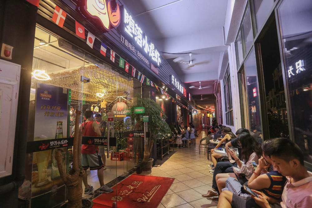 饭点时,在“堕落虾”门店之外等餐的客户。