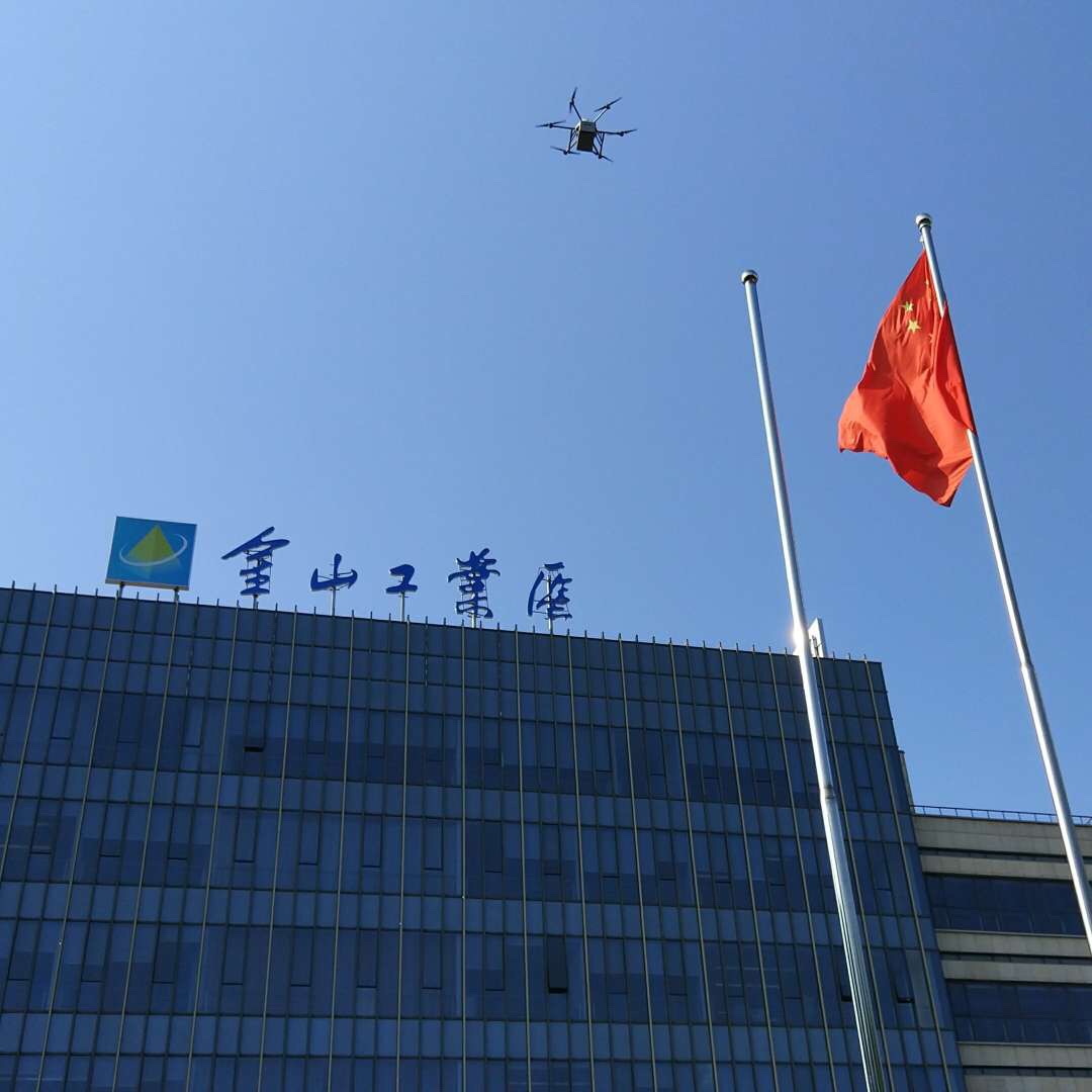 “迅蚁”无人机在上海金山区进行外卖配送。