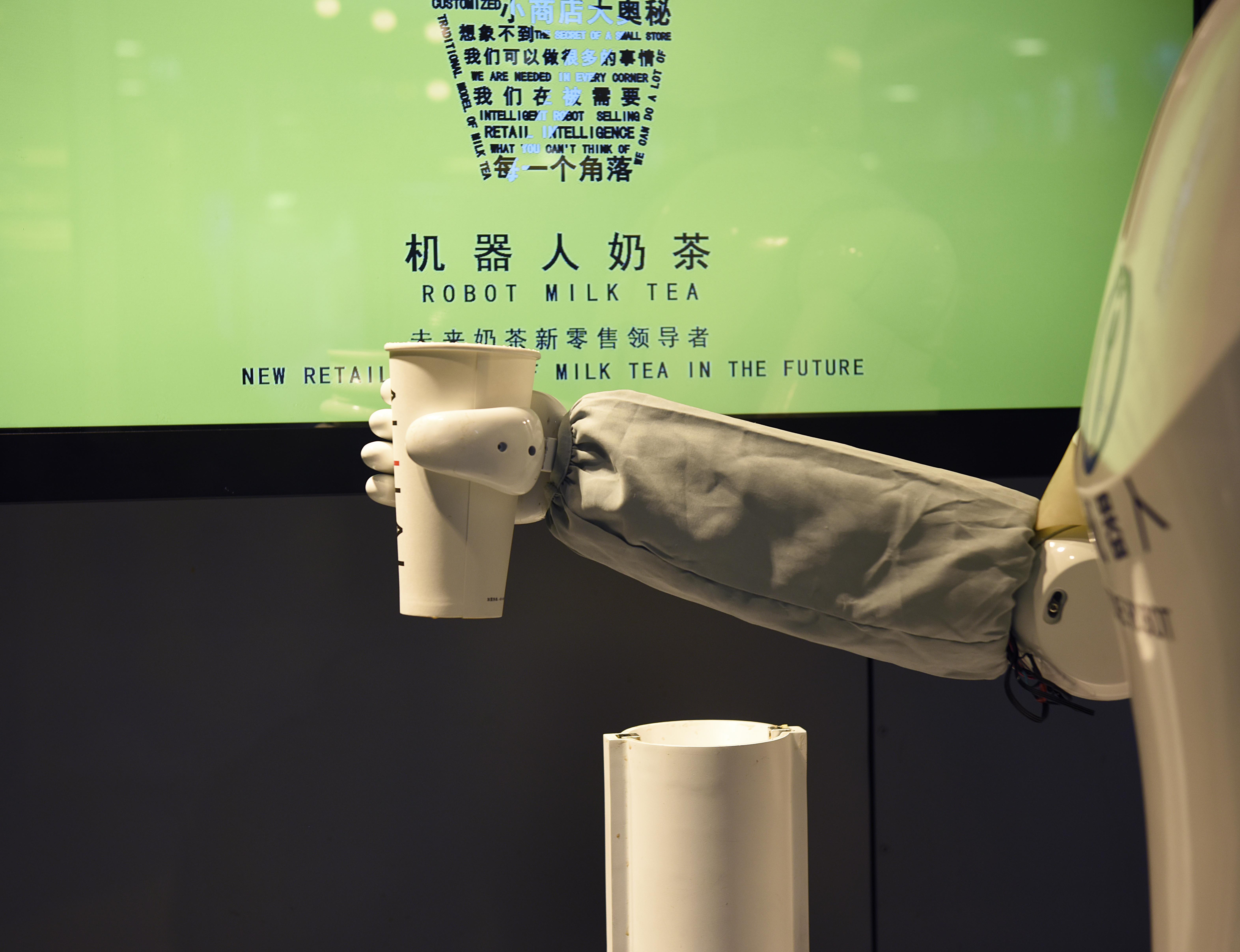 机器人奶茶店惊现杭州:90秒制作一杯奶茶 智能语音服务 砍60%人力成本