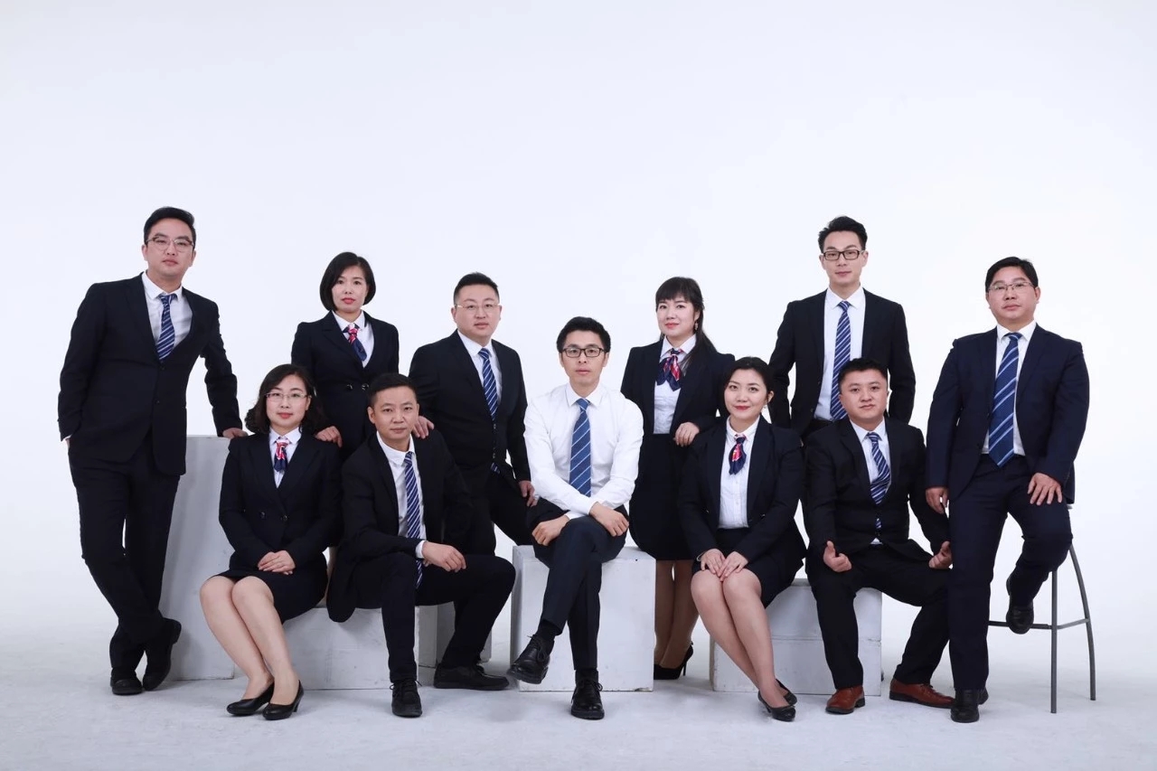 再出发创始人吴庆辉（中）从事头发健康管理行业已有18年。