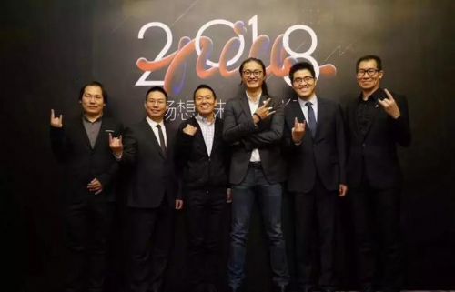 小牛电动车2018年年会，左三为李一男