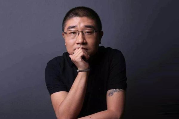 刘强东曾经的一句“谁不服徐雷，就是不服我”，轻而易举地把徐雷这位北京爷们送上了舞台C位。