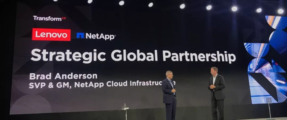 联想与NetApp达成合作 左为NetApp高级副总裁Brad Anderson 右为联想执行副总裁兼数据中心业务集团总裁Kirk Skaugen