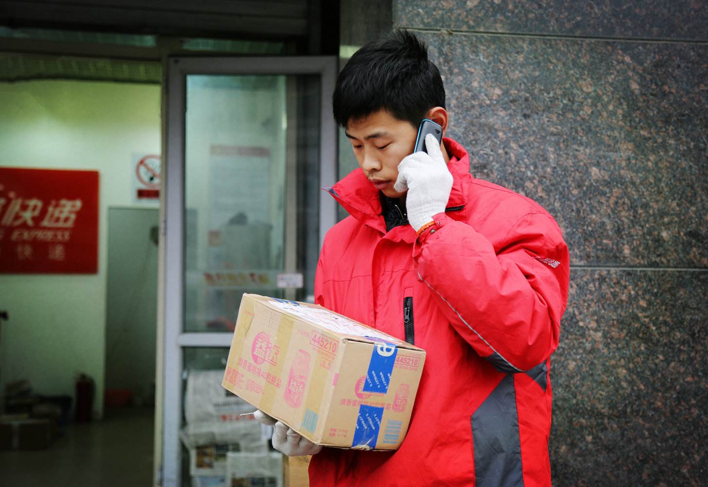 热点天猫联合菜鸟公开致谢300万快递员一周送完2006年中国全年快递量