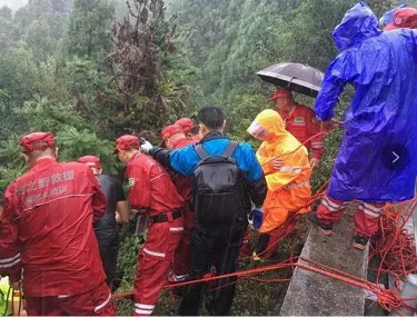 搜救人员正在下悬崖搜索遗体