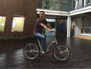 李斌试骑刚生产出来的摩拜原型车 图片来源于网络