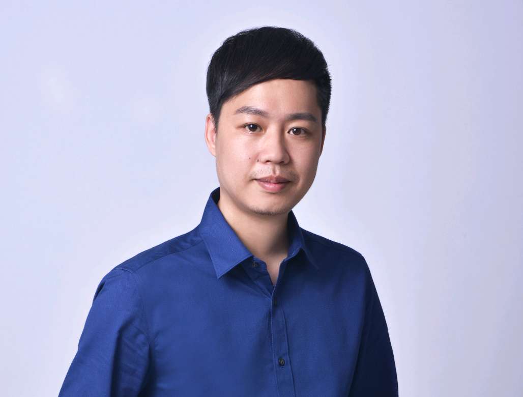 鱼爹徐久峰喜欢看林正英的僵尸片.