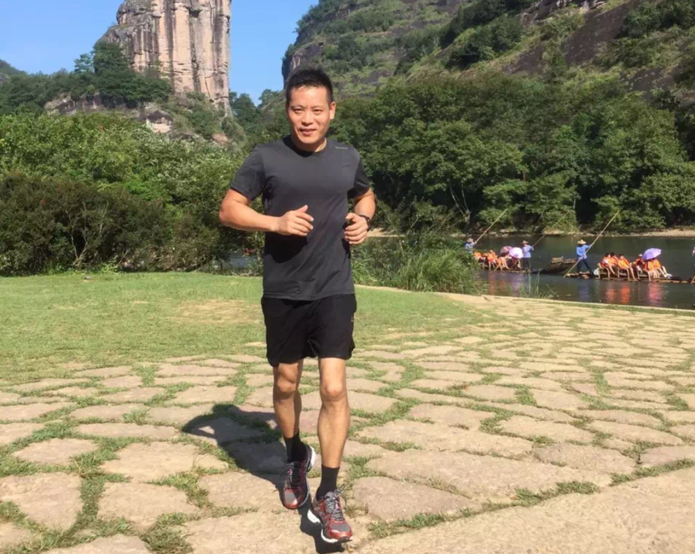 前几十年里,张子盛做过经销商、开过工厂、加盟过品牌,与各种各样的人打过交道。