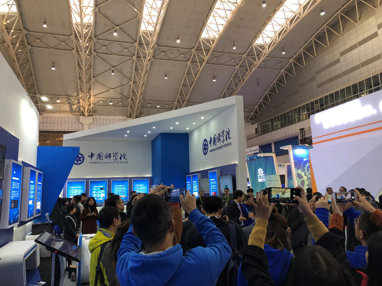 人山人海的中科院主题展位
