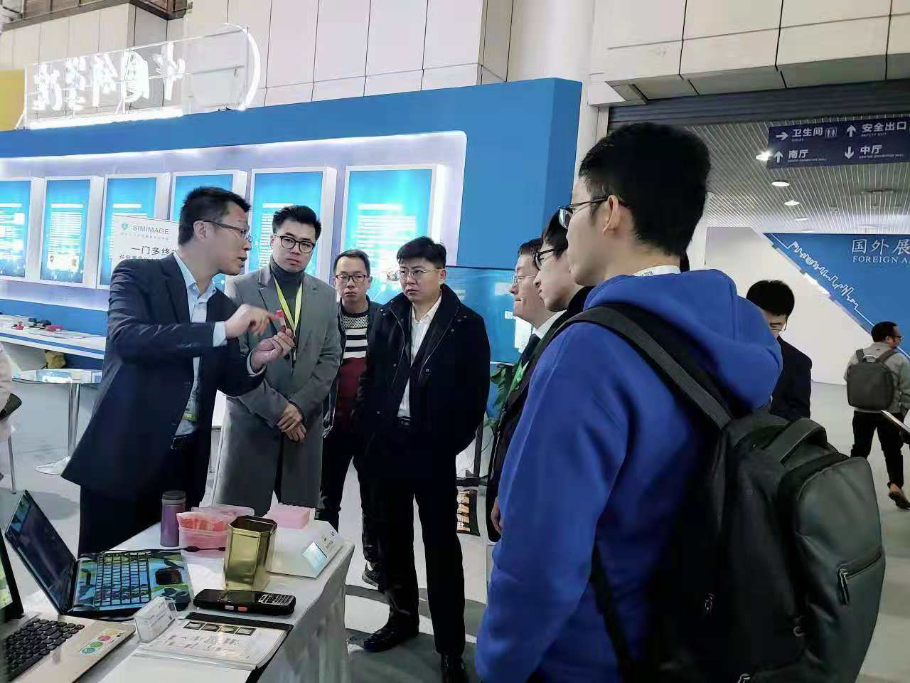 宏诚创新工作人员为参展观众解析产品