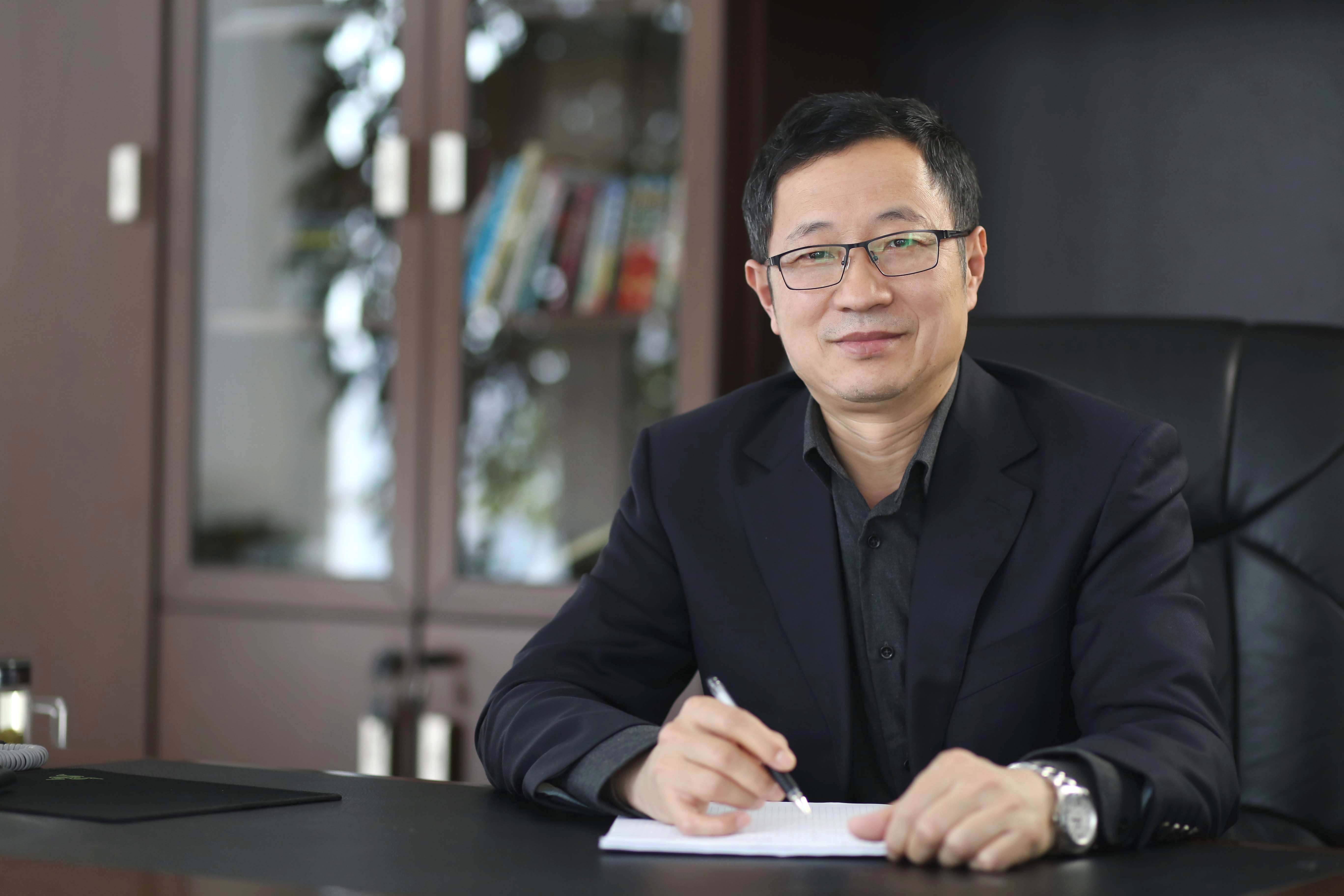 55岁的杨勇波仍然像年轻人一样创业打拼.