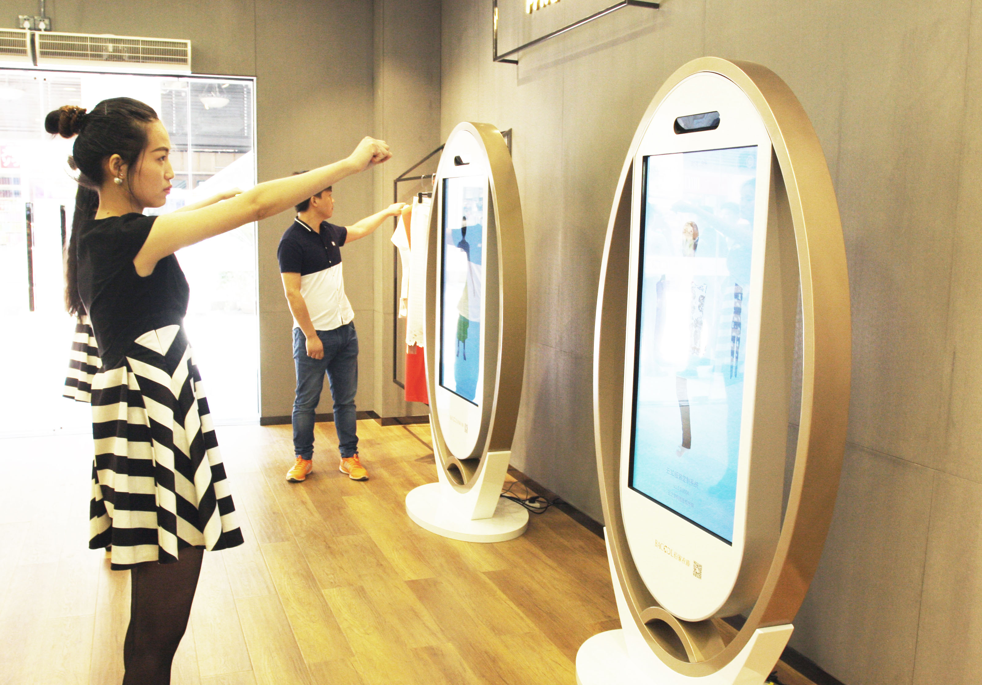 今年4月,王伟的第一家百姓时装定制体验中心在武汉光谷开业,虚拟试衣